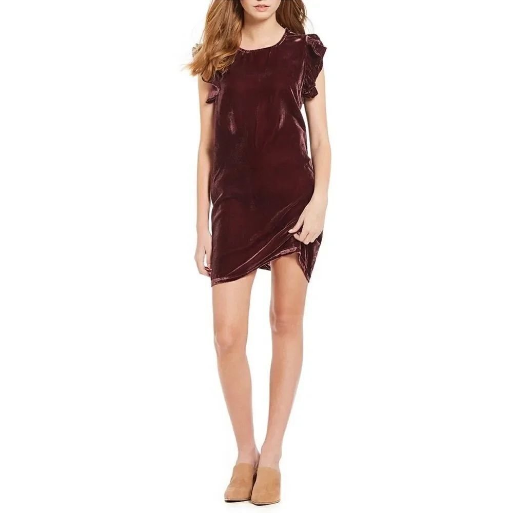 ✨ Chelsea & Violet
Flutter Sleeve Velvet Dress✨